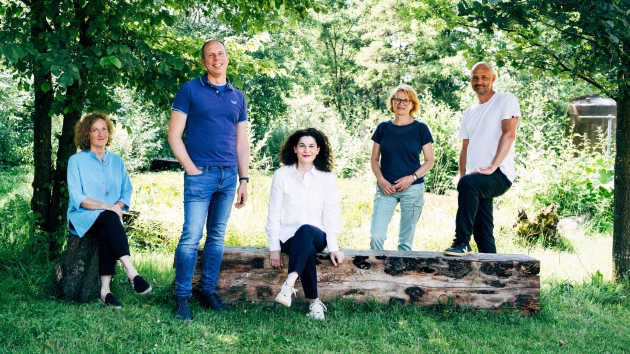 Weleda gründet die "School of Nature" für mehr Bildung - V.l.: Rita Wirtz (Head of Brand Experience Spa/Erlebniszentrum, Geschäftsführung Weleda Services GmbH), Dr. Christian Birringer (Leitung Raw Materials inkl. Heilpflanzengarten), Tina Müller (Weleda CEO), Dr. Astrid Sprenger (Leitung Heilpflanzenanbau), Christoph Möldner (Leitung Weleda School of Nature) - Quelle: Weleda AG